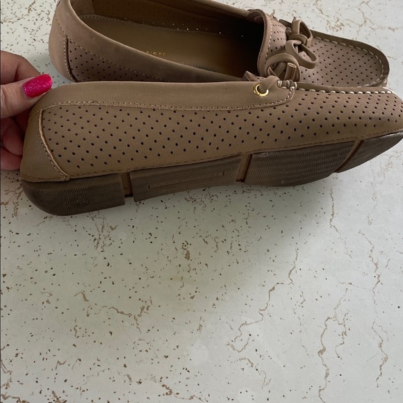 Tommy Hilfiger Tan Perforated Loafers Sz 6 - Picture 2 of 5